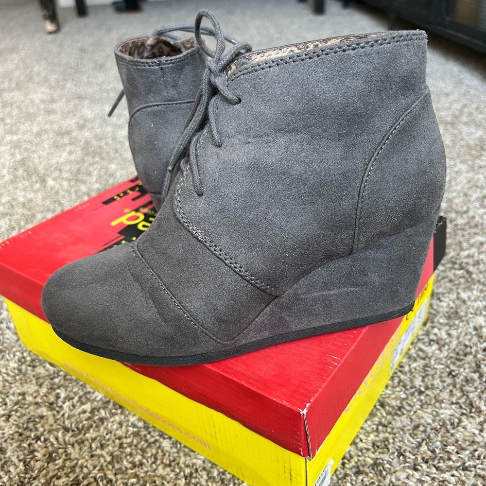 City Classified Rex Women's Lace Up Ankle Wedge Boots - size 7.5
